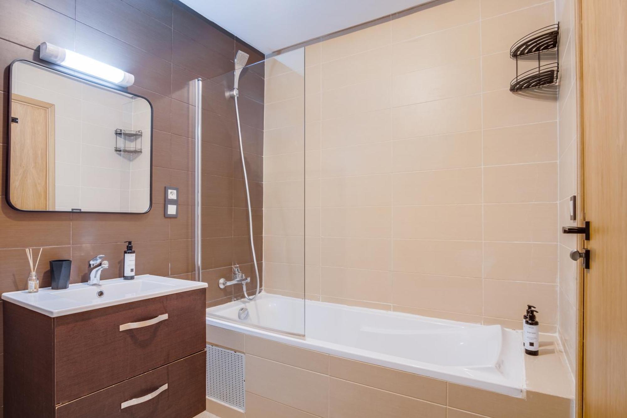 Chic 2br With Balcony & Terrace In Place Mozart Apartment Tanger